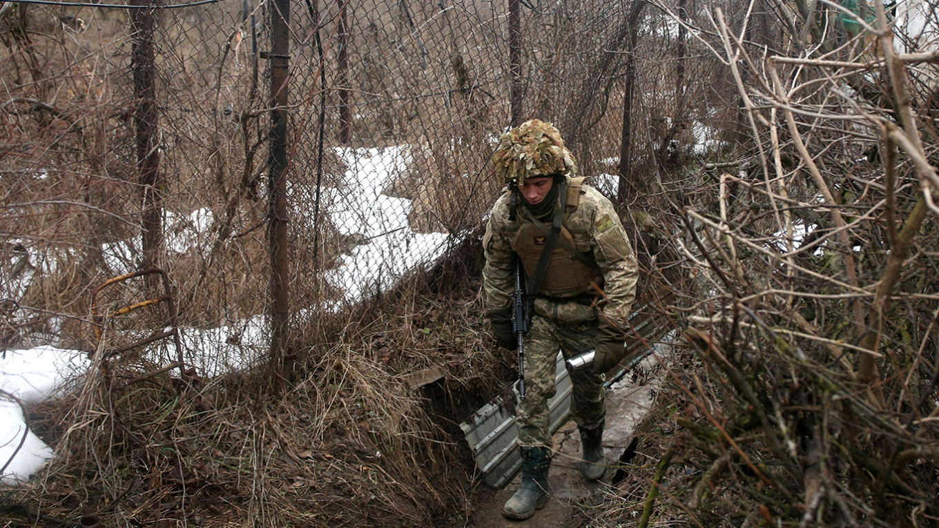 جندي أوكراني يسير على طول خط الجبهة في منطقة دونيتسك الانفصالية.