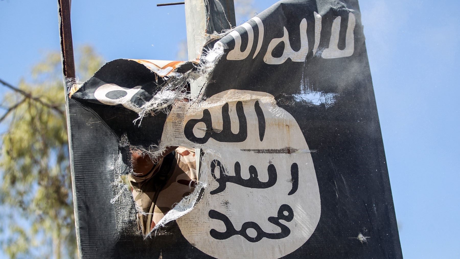راية ممزقة لتنظيم داعش في سوريا