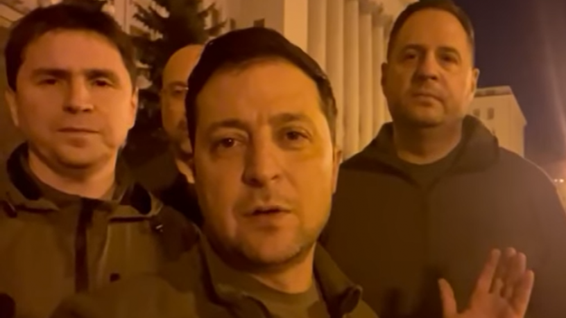 الرئيس الأوكراني فولوديمير زيلينسكي في شريط مصور أمام مقر الرئاسة في كييف