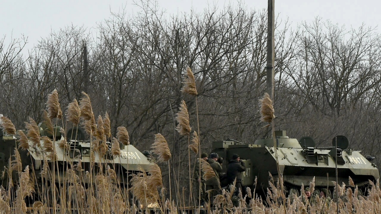 آليات عسكرية روسية يتم نقلها إلى الحدود الأوكرانية في 23 فبراير 2022