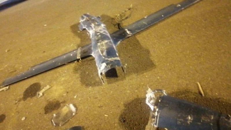 صورة لحطام طائرة مسيرة محملة بالقنابل اعترضتها الدفاعات السعودية في مطار الملك عبد الله في جيزان في 8 أكتوبر 2021