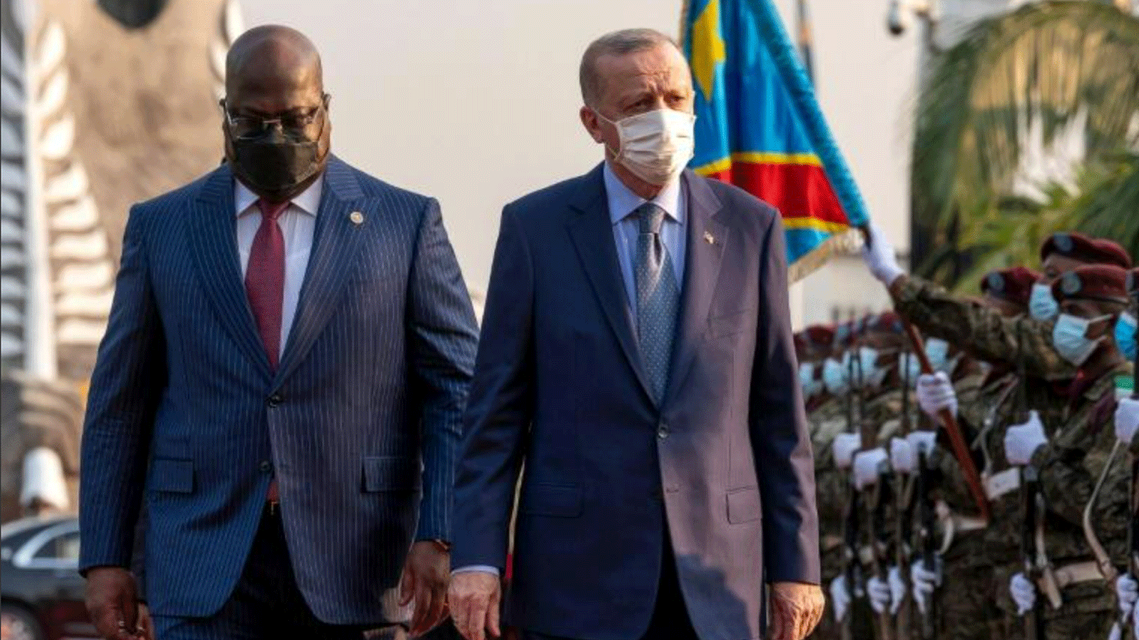 الرئيس الكونغولي فيليكس تشيسكيدي (إلى اليسار) يرحب بنظيره التركي رجب طيب أردوغان في قصر الأمة في غومبي. 20 شباط\فبراير 2022
