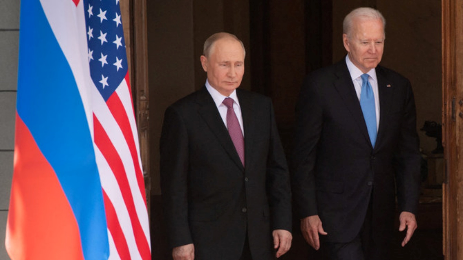 في هذه الصورة التي تم التقاطها في 16 يونيو 2021، الرئيس الأميركي جو بايدن (يمين) والرئيس الروسي فلاديمير بوتين يحضران قمة أميركية روسية في فيلا لاغرانج بجنيف.