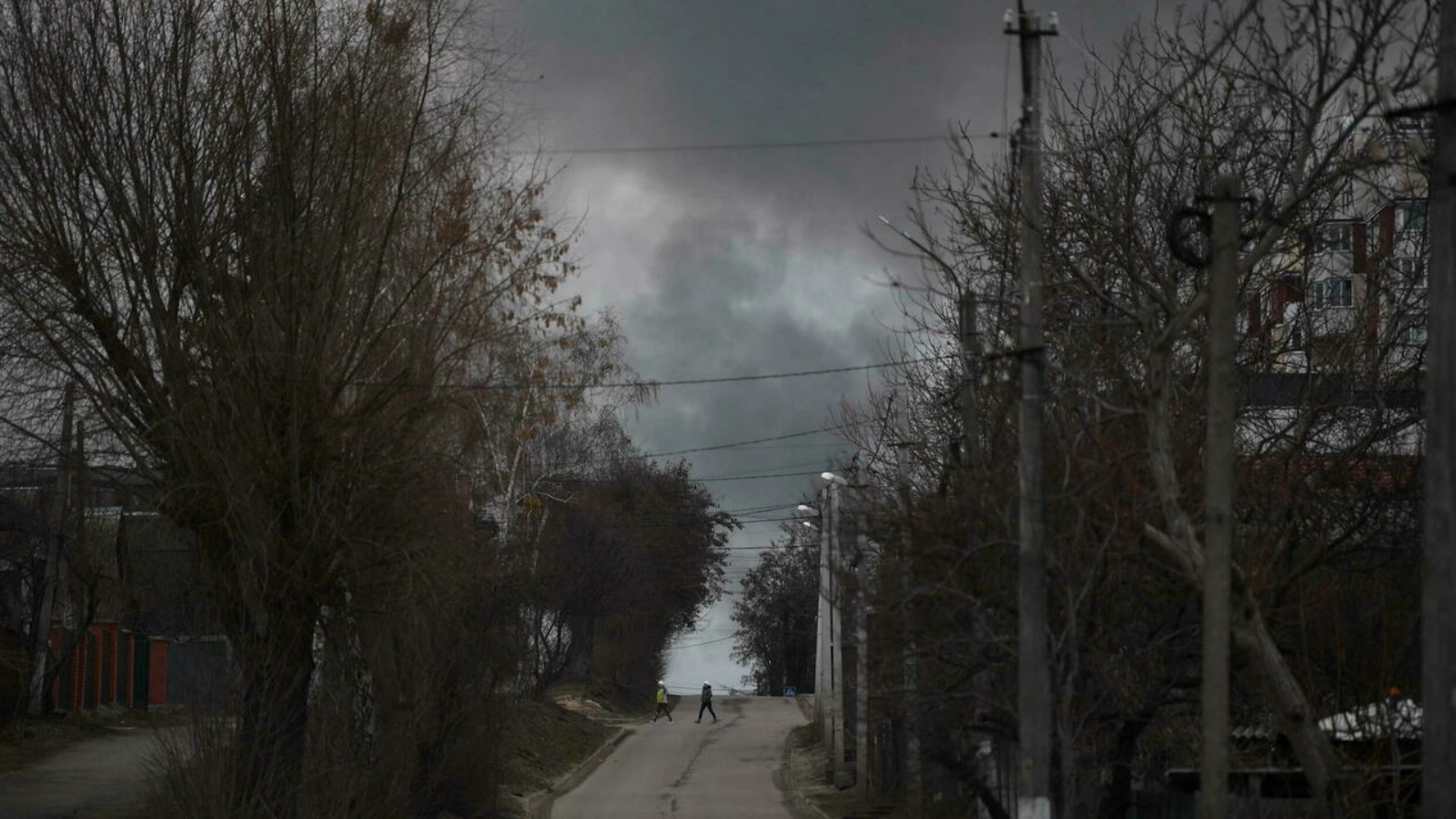 الدخان يتصاعد فوق بلدة غوستوميل، بالقرب من مطار أنتونوف، حيث كانت القوات الروسية والأوكرانية تتقاتل من أجل مطار عند بوابة كييف