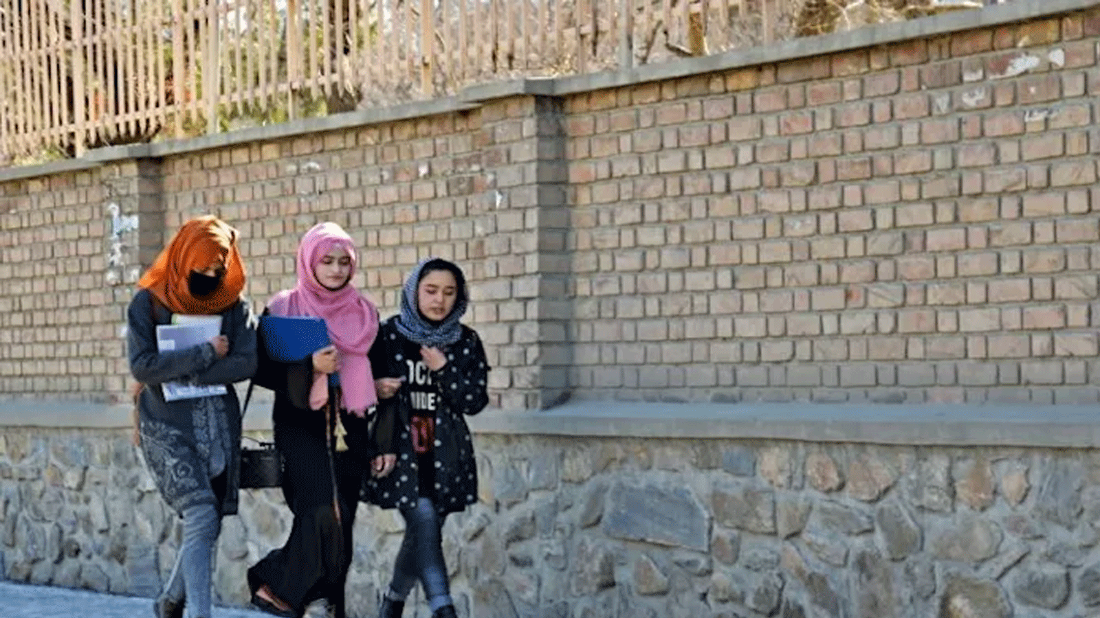 طالبات تسرن باتجاه جامعة كابول بعد إعادة فتحها بعد ستة أشهر من عودة طالبان إلى السلطة