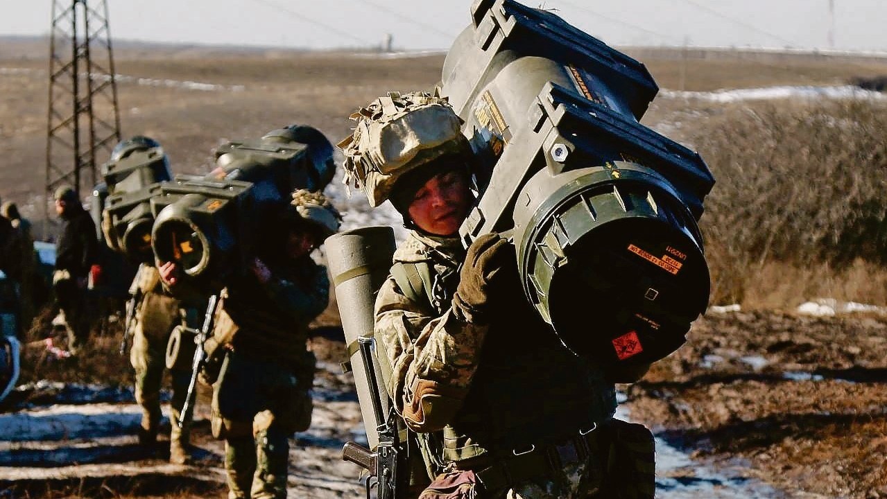 جنود أوكرانيون يحملون أسلحة خلال تدريبات ميدانية في دونيتسك بأوكرانيا، الثلاثاء 15 فبراير 2022
