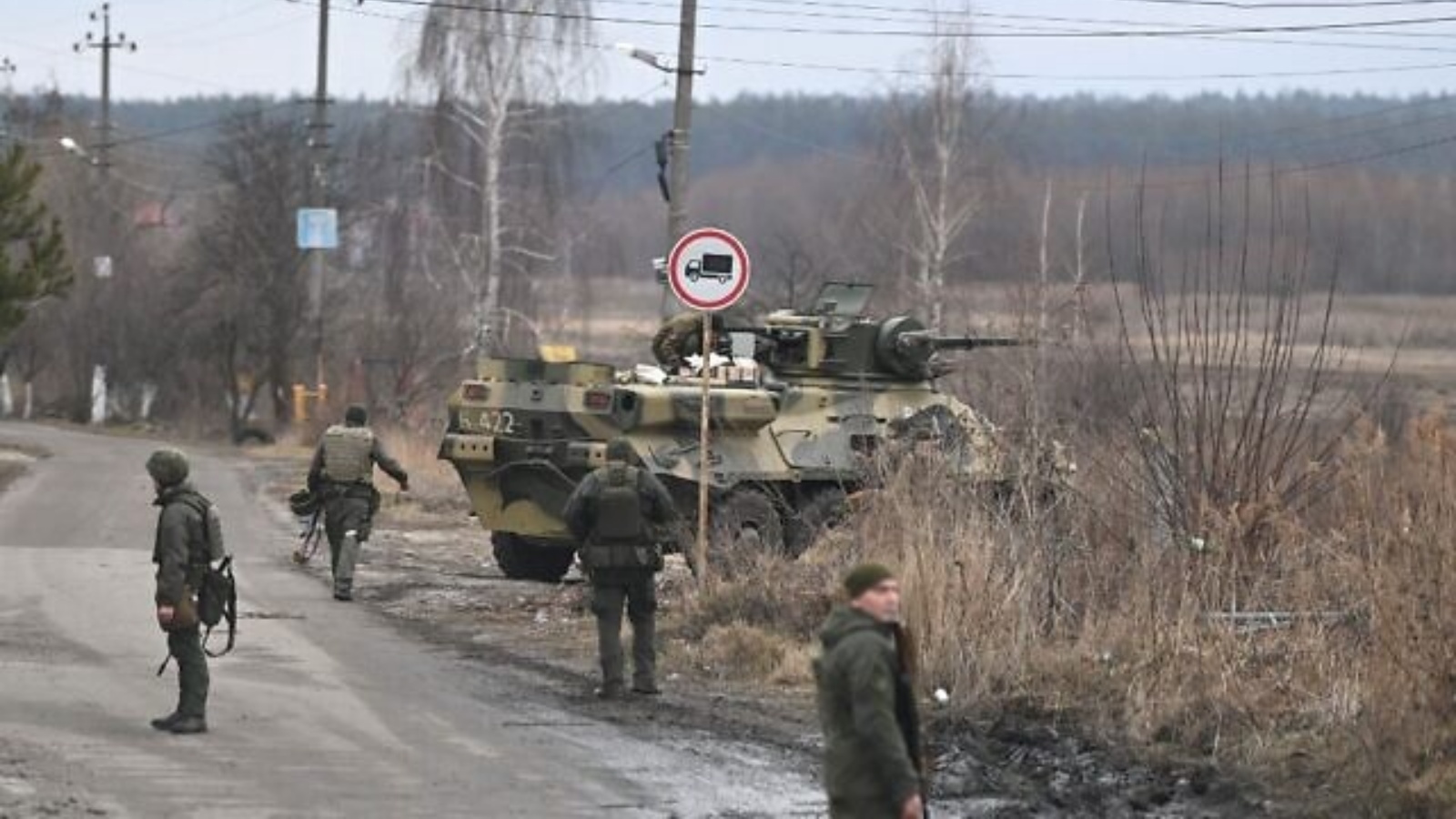 جنود أوكرانيون يقفون بالقرب من ناقلة جند مدرعة BTR-3 في شمال غرب كييف، في 24 فبراير 2022