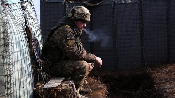 جندي أوكراني يدخن سيجارة بالقرب من خط المواجهة مع الانفصاليين المدعومين من روسيا في لوغانسك، أوكرانيا، في 22 فبراير 2022