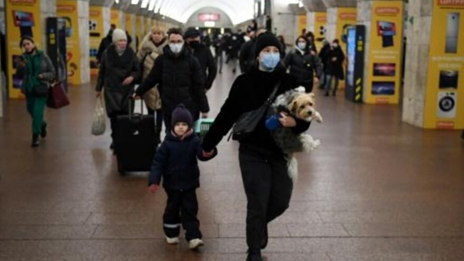 أوكرانيون يفرون في اتجاه مترو كييف للاختباء بعد بدء الهجوم الروسي في 24 فبراير 2022