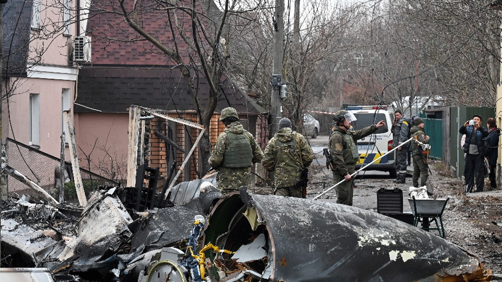 القوات الأوكرانية تقاتل الغزاة الروس في شوارع العاصمة كييف. 25 شباط\ فبراير 2022