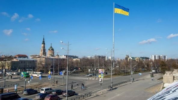 العلم الوطني الأوكراني يرفرف في وسط خاركيف، ثاني أكبر مدينة في أوكرانيا، على بعد نحو 40 كم من الحدود الروسية الأوكرانية، في 21 فبراير 2022