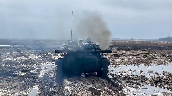 دبابة روسية على الحدود الأوكرانية