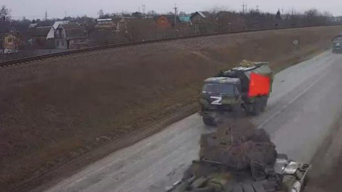 صورة مستقاة من مقطع فيديو يظهر دبابة رةسية في كييف ترفع علم الاتحاد السوفياتي