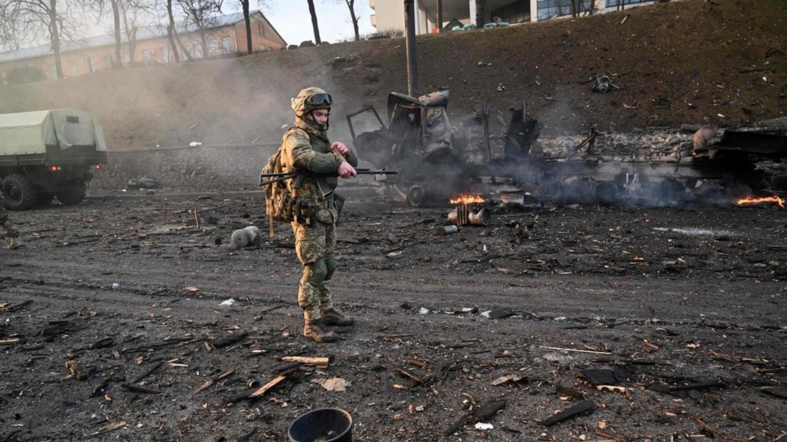 جندي أوكراني في موقع معركة مع القوات الروسية في كييف في الساعات الأولى من يوم السبت 26 فبراير 2022