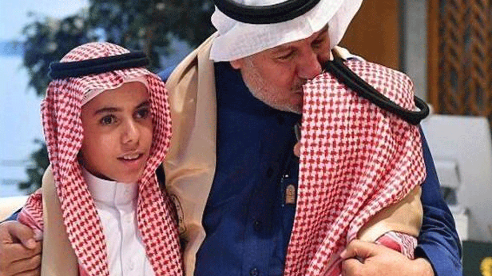 الدكتور الربيعة يلتقي بالتوأمين السياميين بعد 13 عاما ً من إجراء العملية 