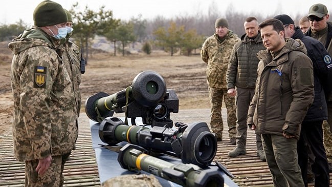 الرئيس الأوكراني يتفقد قوات بلاده على الجبهة مع روسيا، ويستعرض صواريخ موجهة حصلت عليها أوكرانيا من الغرب