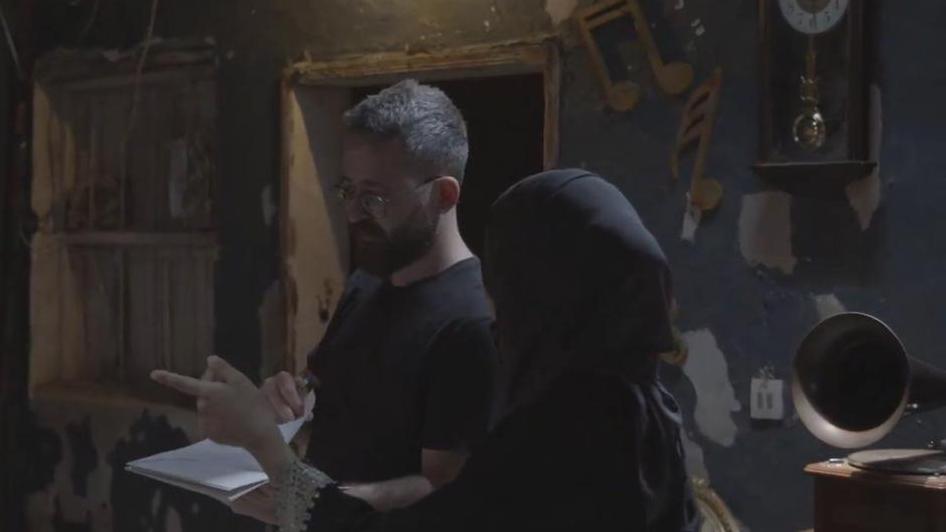 المخرج محمود صباغ أثناء إخراج حلقة ( حب في استوديو العمارية )