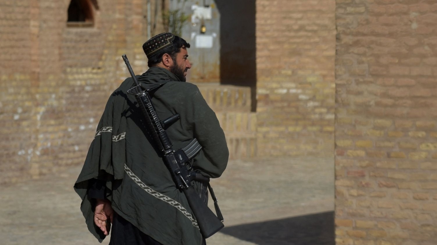 مقاتل من طالبان في قلعة هرات، المعروفة باسم قلعة الإسكندر حاملاً سلاحه الأميركي في 19 فبراير 2022
