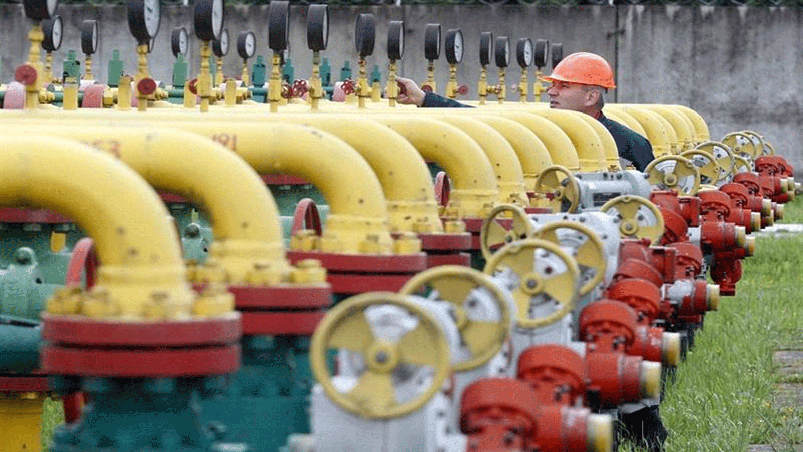 موظف بفحص المعدات في منشأة Dashava لتخزين الغاز تحت الأرض بالقرب من Striy، خارج لفيف، أوكرانيا. 28 أيار\ مايو 2015 