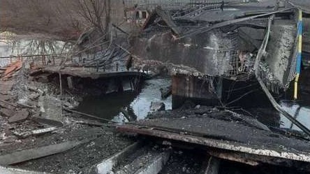 صورة لجسر هينيتشيسك الاستراتيجي مدمرًا نشرتها صفحات أوكرانية على منصات التواصل الاجتماعي