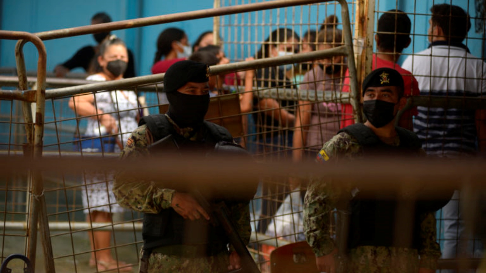 جنود يقفون في حراسة عند مدخل سجن غواياس رقم 1 في غواياكيل، الإكوادور في 3 فبراير 2022، بعد أن أبلغت السلطات عن أعمال شغب