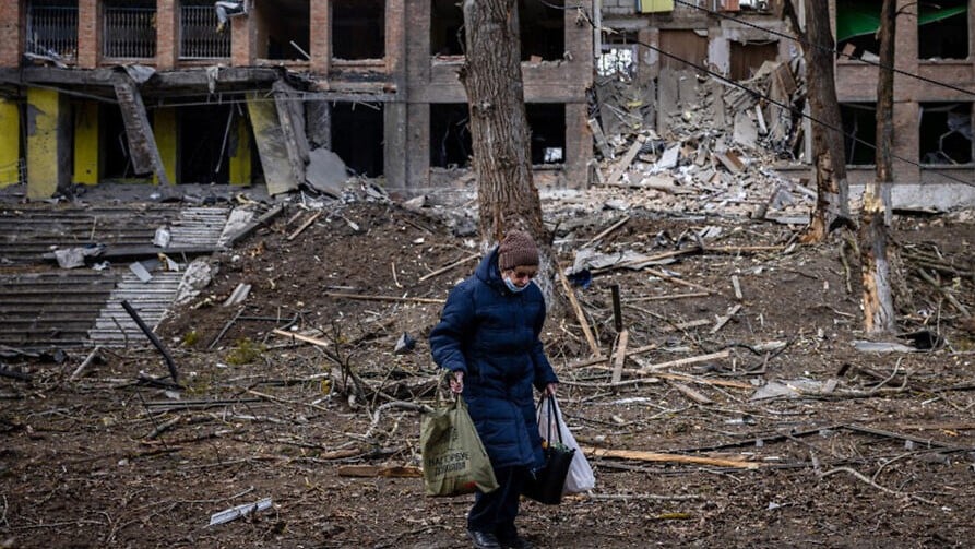 امرأة أمام مبنى مدمر بعد هجوم صاروخي روسي على بلدة فاسيلكيف، قرب كييف، في 27 فبراير 2022