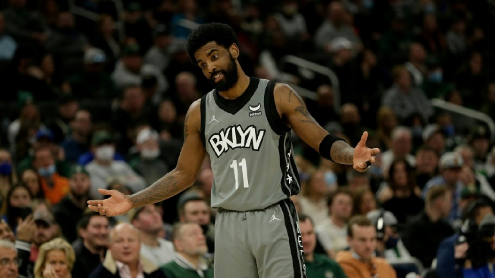 نجم بروكلين نتس كايري إيرفينغ خلال المباراة ضد ميلووكي باكس في دوري كرة السلة الأميركي للمحترفين. مليووكي، ويسكونسن، في 26 فبراير 2022