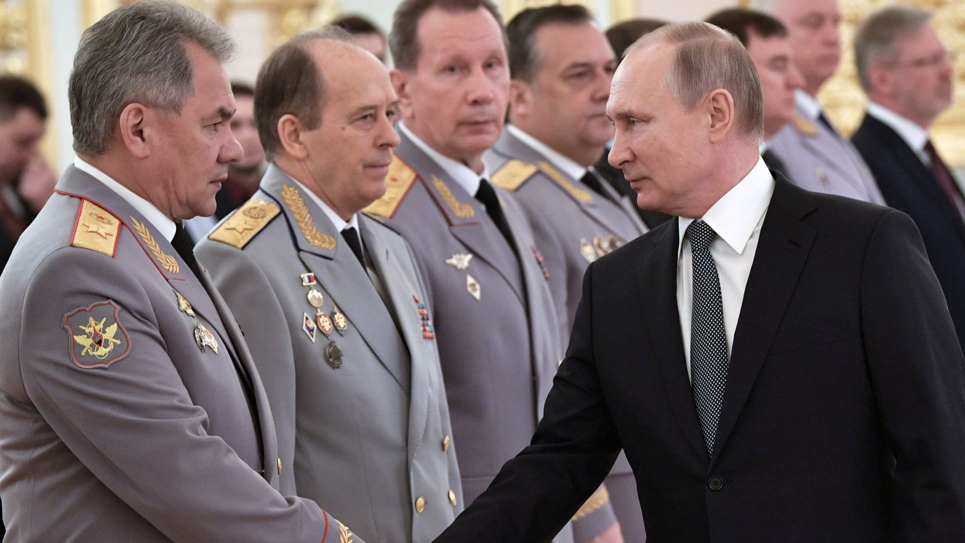 بوتين يصافح وزير الدفاع سبرغي شويغو