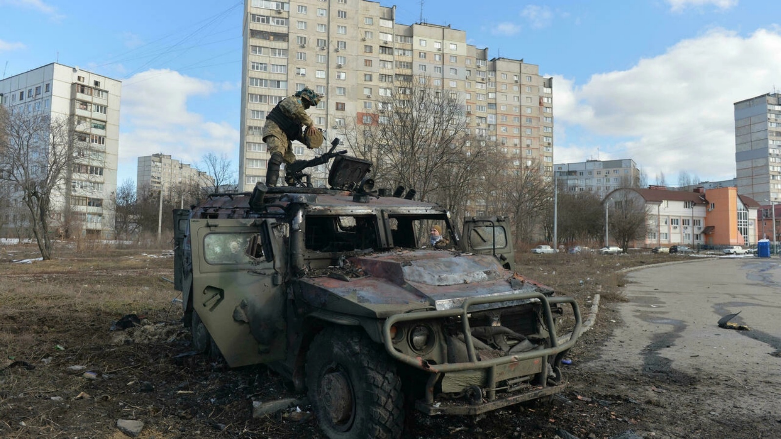مقاتل أوكراني يتفقد آلية عسكرية روسية مدمرة بعد معارك في خاركيف (أوكرانيا) في 27 فبراير 2022