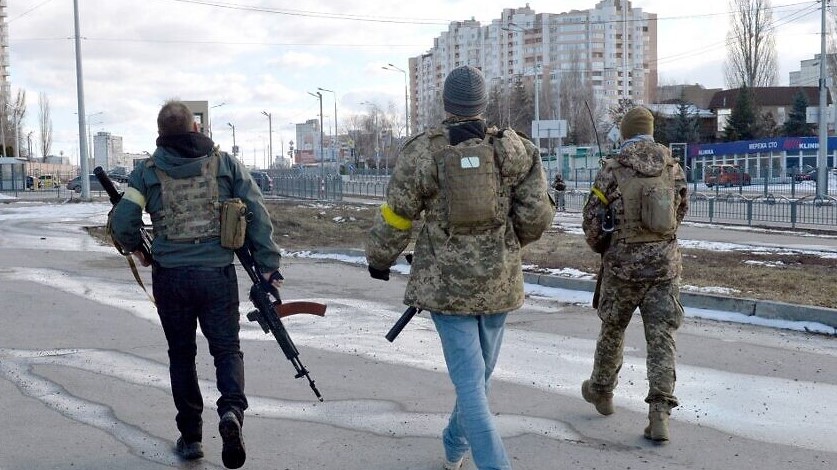 مقاتلو الدفاع الوطني الأوكراني يقومون بدوريات في الشوارع بعد قتال في خاركيف ، في 27 فبراير 2022