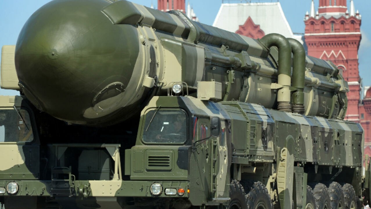 صورة من الأرشيف لصاروخ نووي روسي في عرض عسكري في الساحة الحمراء بموسكو