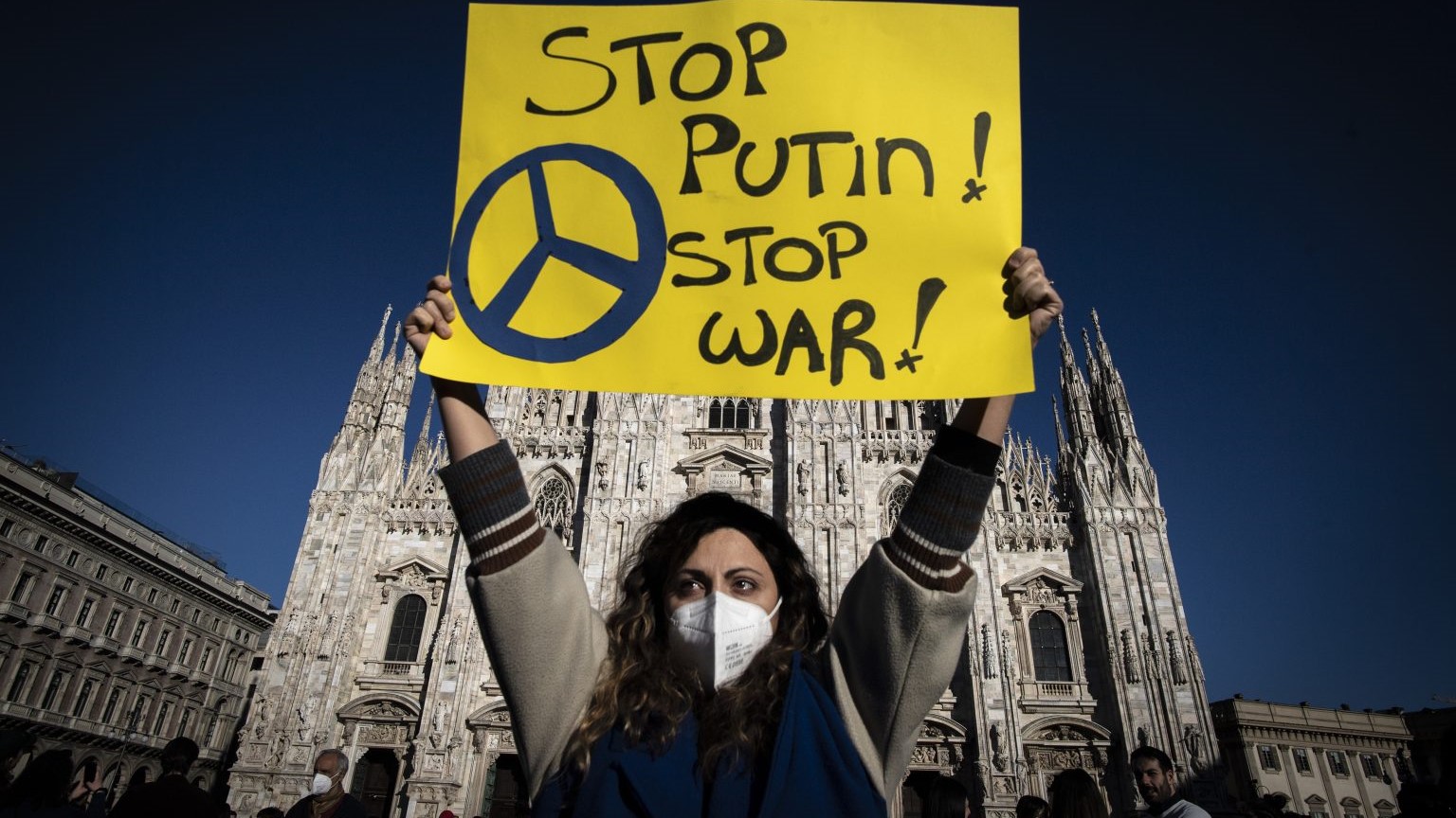 محتجة في ميلانو الإيطالية ترفع شعار 