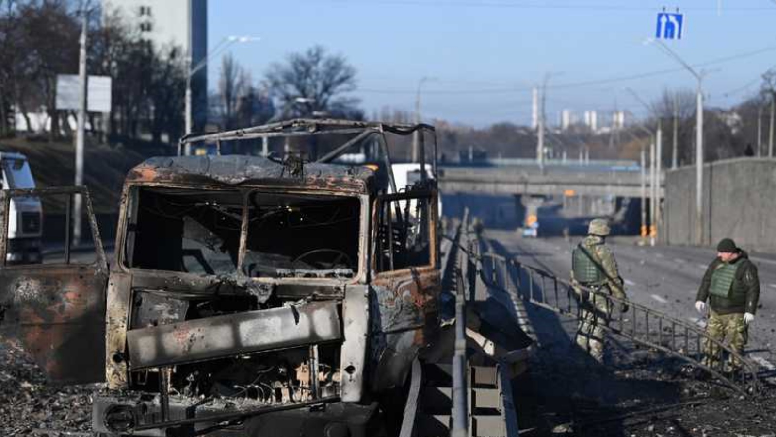 جنود يتفقدون حافلة محترقة جراء القصف الروسي على أوكرانيا