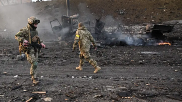 جنود أوكرانيون يبحثون عن قذائف غير منفجرة بعد قتال مع مجموعة غارة روسية في العاصمة الأوكرانية كييف في صباح يوم 26 فبراير 2022