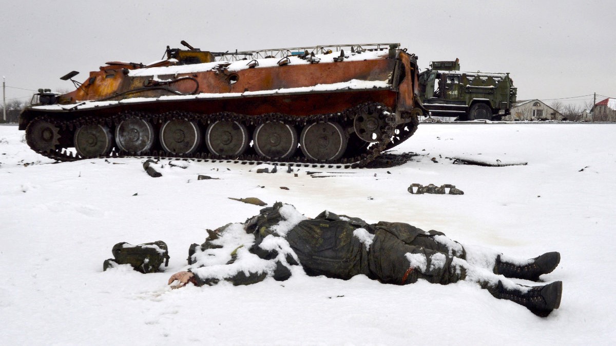 قتيل روسي وآليات روسية مدمرة في مدينة خاركيف في 27 فبراير 2022