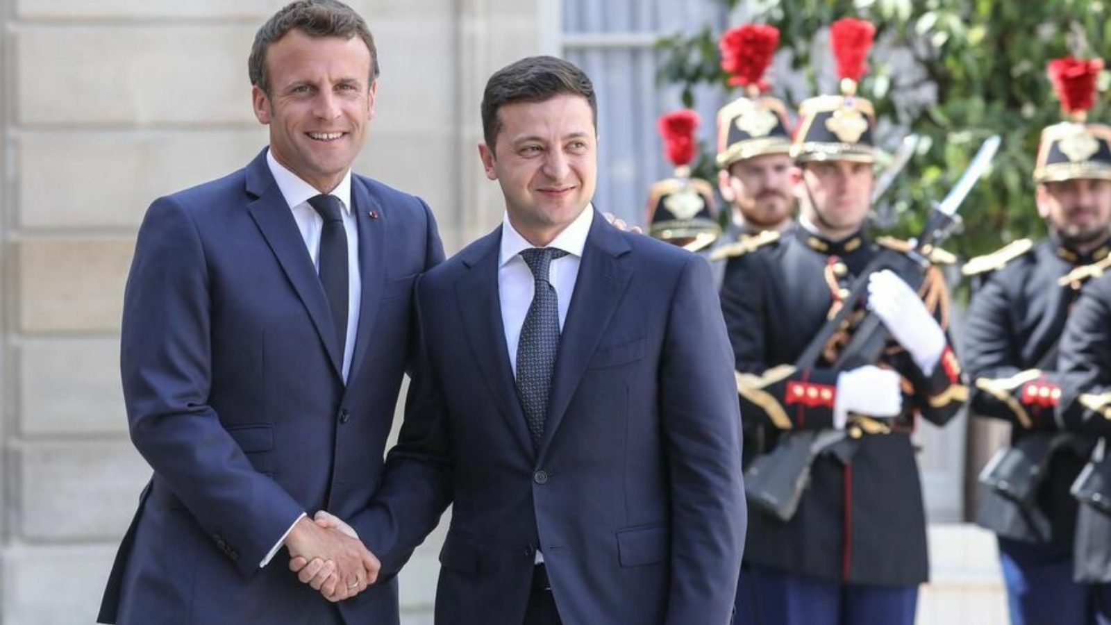 الرئيس الفرنسي إيمانويل ماكرون يستقبل الرئيس الأوكراني فولوديمير زيلينسكي في زيارته الرسمية الأولى لفرنسا في يونيو 2019