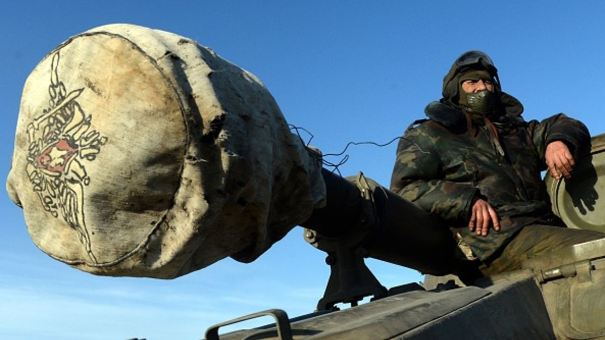 جندي روسي على برج دبابة في أوكرانيا