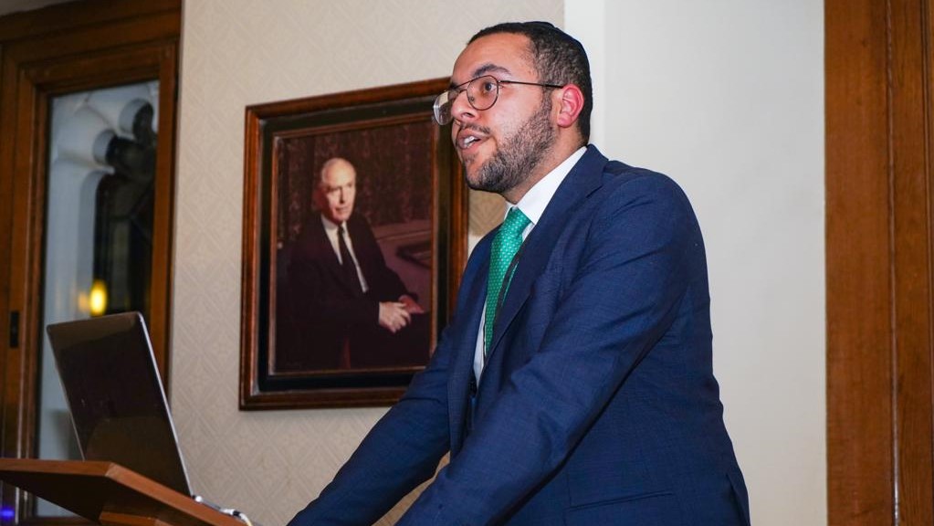 مدير منتدى كامبردج جي مينس يتكلم في ندوة عودة الملكية في ليبيا