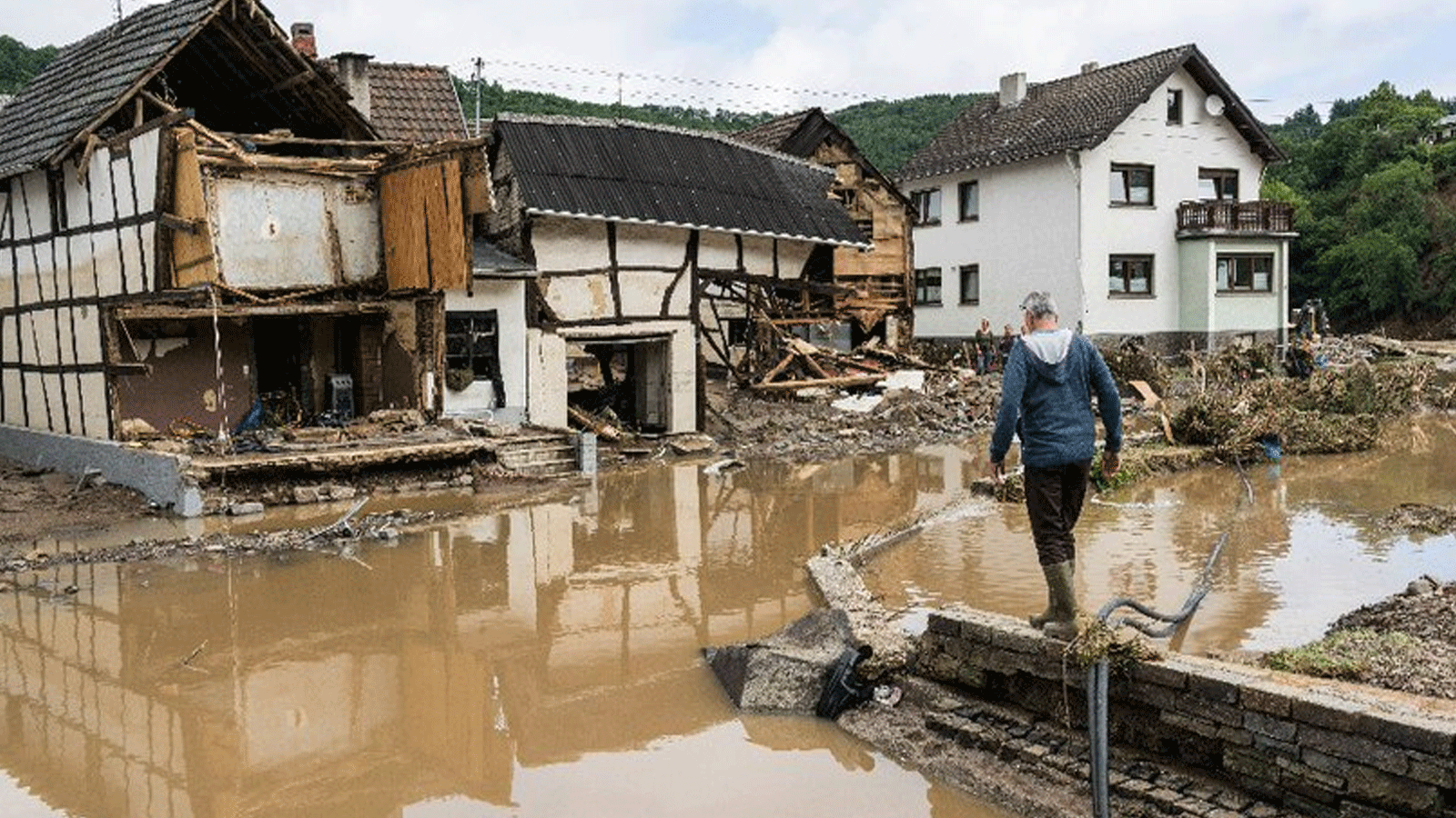 الأمطار الغزيرة والفيضانات التي ضربت أوروبا الغربية تسببت في مقتل 59 شخصًا على الأقل في ألمانيا وثمانية في بلجيكا 