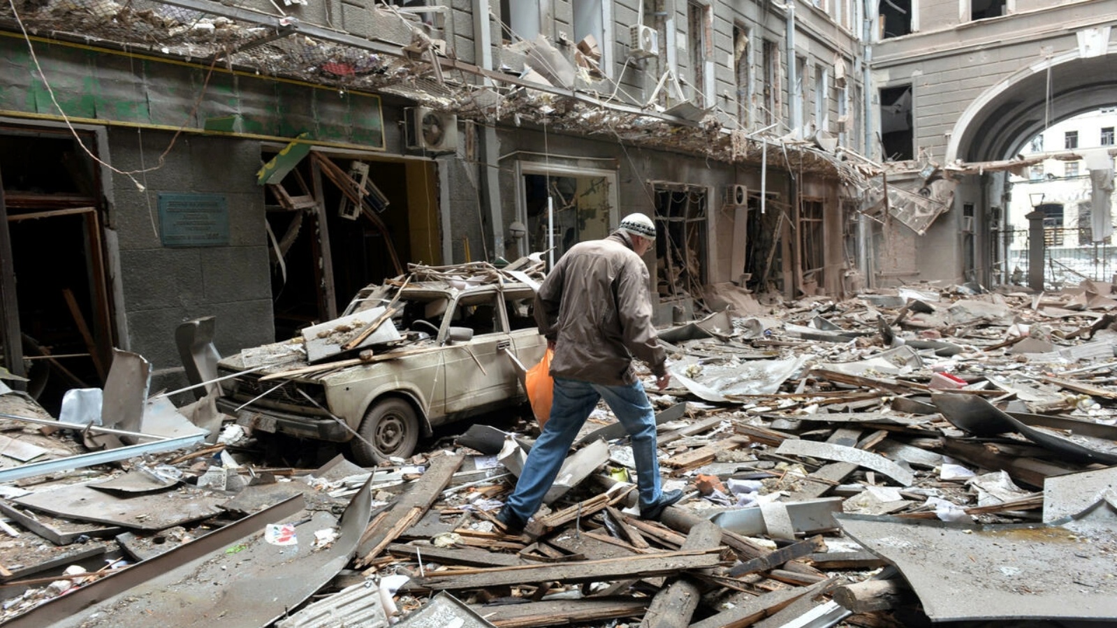 الدمار بعد قصف روسي في خاركيف ثاني أكبر مدن أوكرانيا في 3 مارس 2022