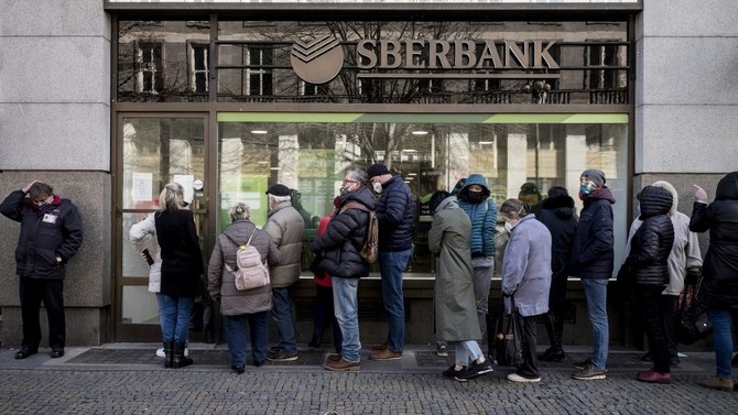 الناس يصطفون خارج أحد فروع بنك سبيربنك الروسي المملوك للدولة في براغ لسحب مدخراتهم وإغلاق حساباتهم. 25 فبراير 2022