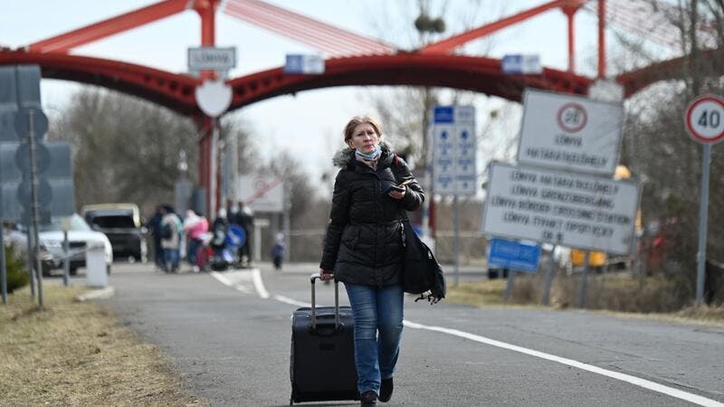 لاجئة أوكرانية تسحب حقيبتها في باراباس، المجر، بالقرب من الحدود المجرية الأوكرانية في 2 مارس 2022