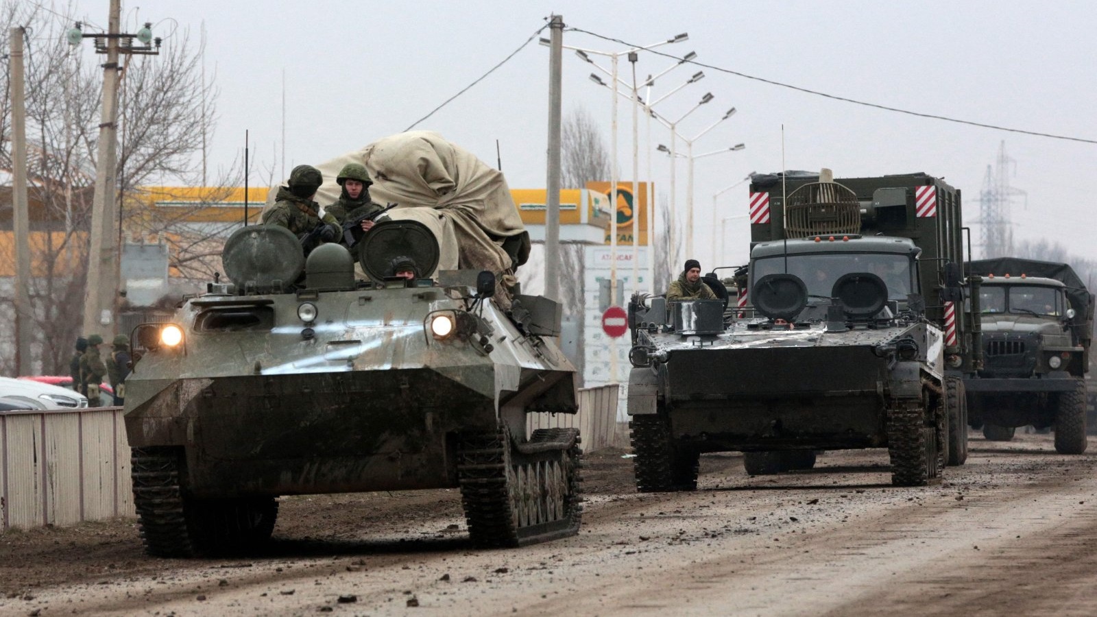 مركبات عسكرية للجيش الروسي في آرميانسك، القرم، أوكرانيا. 25 فبراير 2022.