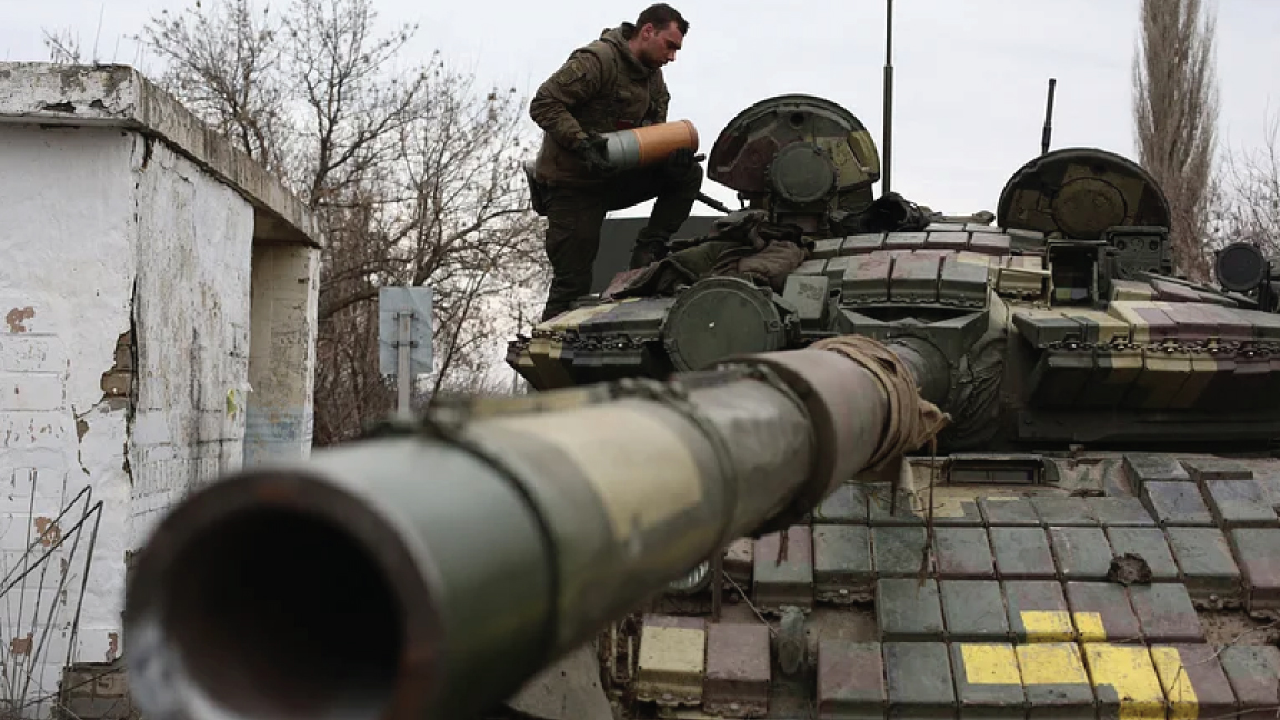جندي أوكراني يذخر مدفع دبابته ليواجه القوات الروسية المتوغلة في بلاده