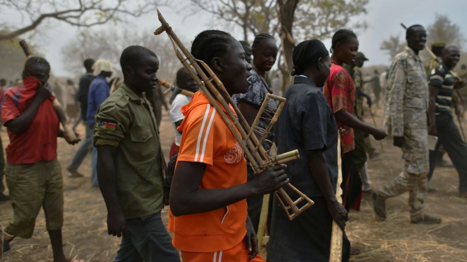 جنود متدربون من أجل جيش موحد جديد يحضرون برنامج مصالحة في ثكنة مؤقتة تديرها الأمم المتحدة في مابيل، جنوب السودان
