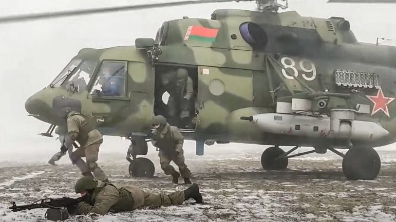 صورة من فيديو نشرته وزارة الدفاع الروسية في 4 فبراير 2022 يظهر جنودًا من بيلاروسيا خلال تدريبات مشتركة للقوات المسلحة لروسيا وبيلاروسيا كجزء من عملية لقوة الاستجابة في ميدان رماية في بيلاروسيا