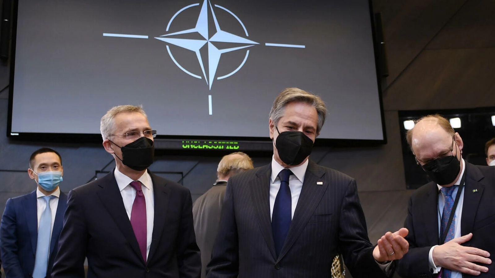 وزير الخارجية الأميركي أنتوني بلينكن (وسط) والأمين العام للحلف الأطلسي ينس ستولتنبرغ (يسار) لدى مشاركتهما في اجتماع للمنظمة في بروكسل في 4 مارس 2022 