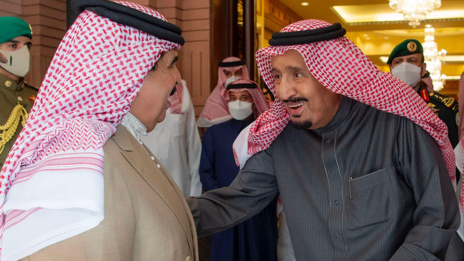 الملك سلمان بن عبد العزيز آل سعودي مستقبلًا أخيه ملك البحرين في قصره بالرياض