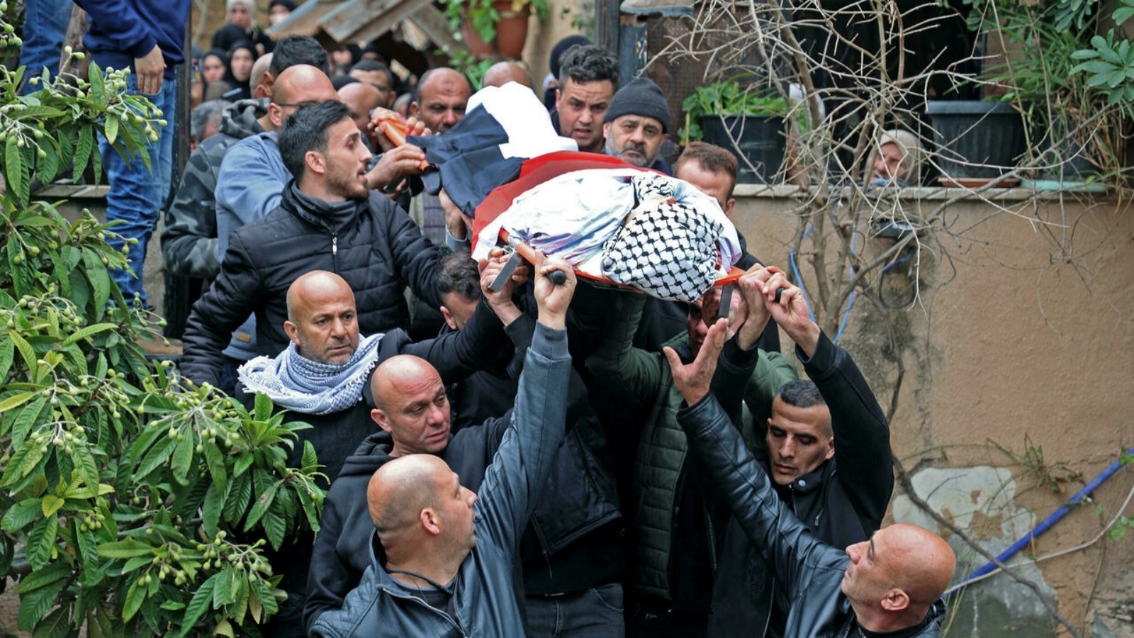 مشيعون فلسطينيون يحملون جثمان الفتى محمد أبو صلاح (17 عاماً) الذي قتل برصاص القوات الإسرائيلية خلال عملية عسكرية في قرية السيلة الحارثية قرب مدينة جنين شمال الضفة الغربية المحتلة في 14 فبراير 2022.