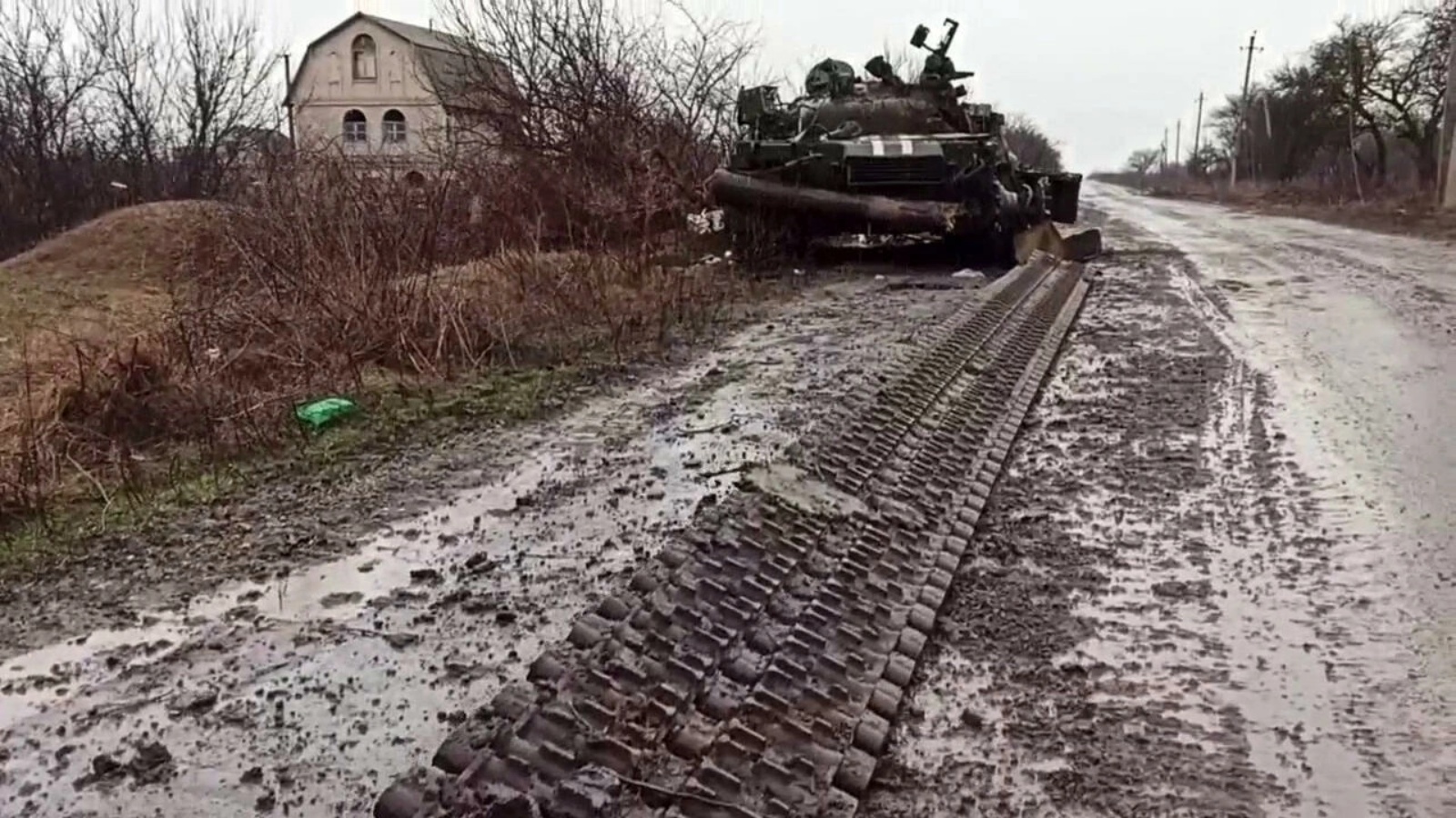 دبابة للجيش الروسي بالقرب من ماريوبول، الجمعة 4 مارس 2022